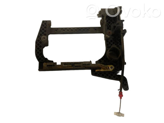 Priekšpusē turētājs / kronšteins ārējam atvēršanas rokturim