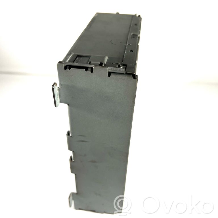 Radio / CD/DVD atskaņotājs / navigācija