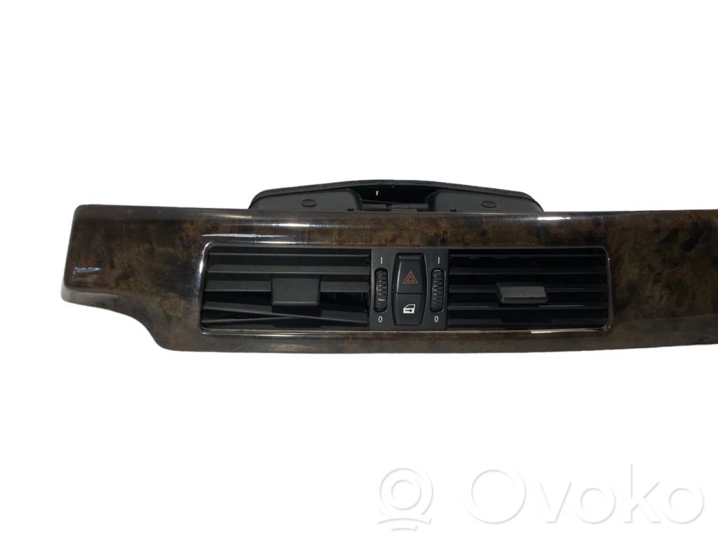 Paneļa dekoratīvās apdares vairogs (centrālais)