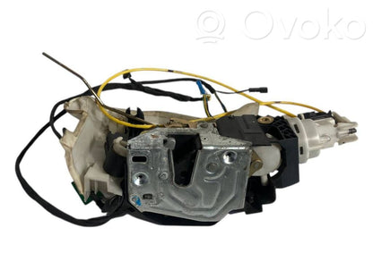 Priekšpusē slēdzene