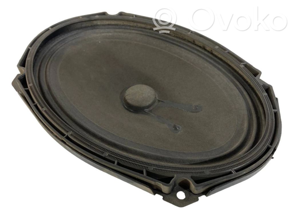 Skaļrunis (-i) aizmugurējā palodzē