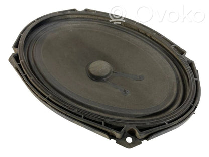 Skaļrunis (-i) aizmugurējā palodzē