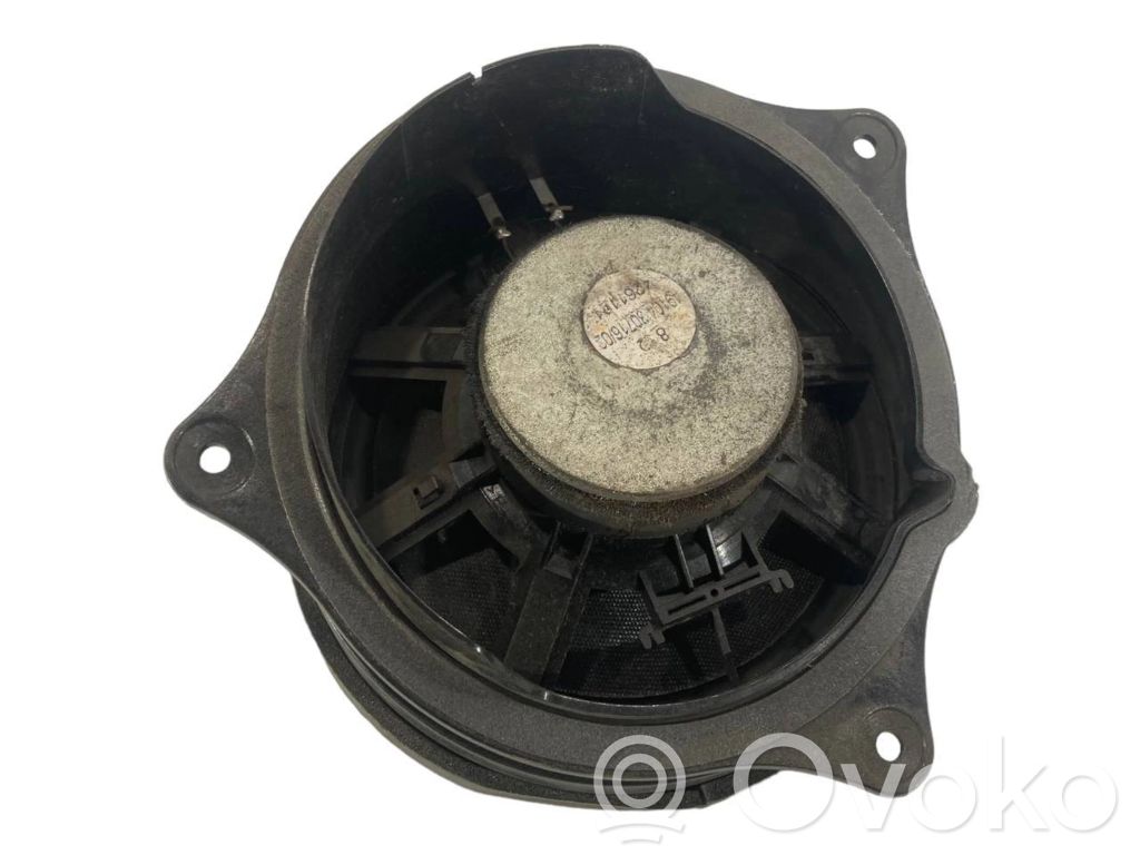 Динамик(и) в задней двери