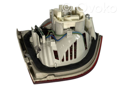 Aizmugurējais lukturis pārsegā