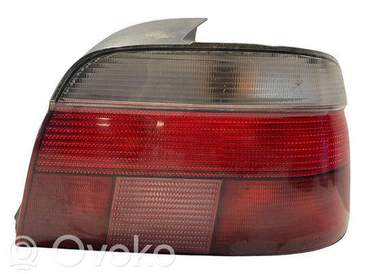 Задний фонарь в кузове