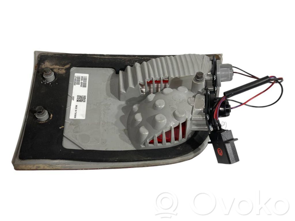 Aizmugurējais lukturis pārsegā