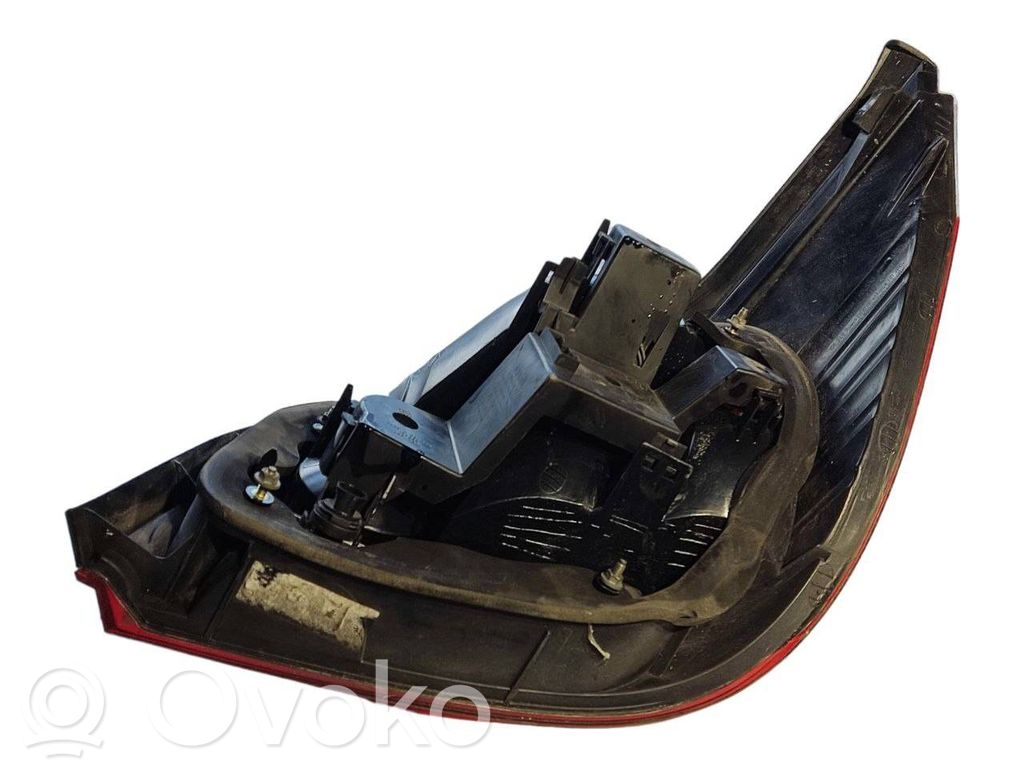 Aizmugurējais lukturis virsbūvē