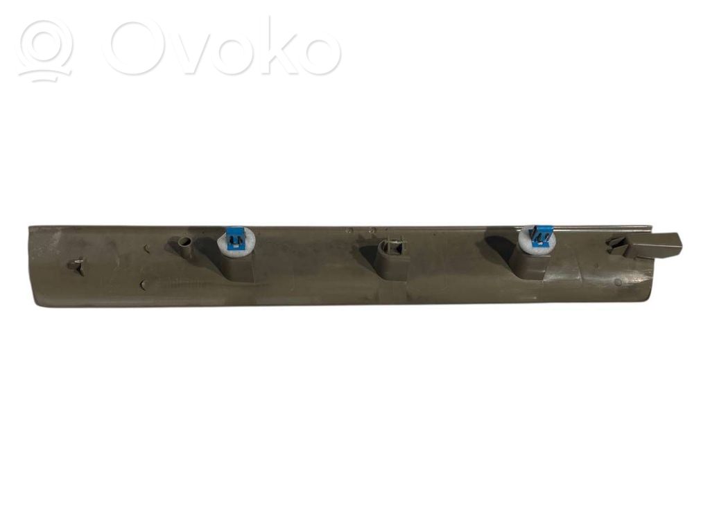 Priekšējā sliekšņa dekoratīvā apdare (iekšējā)