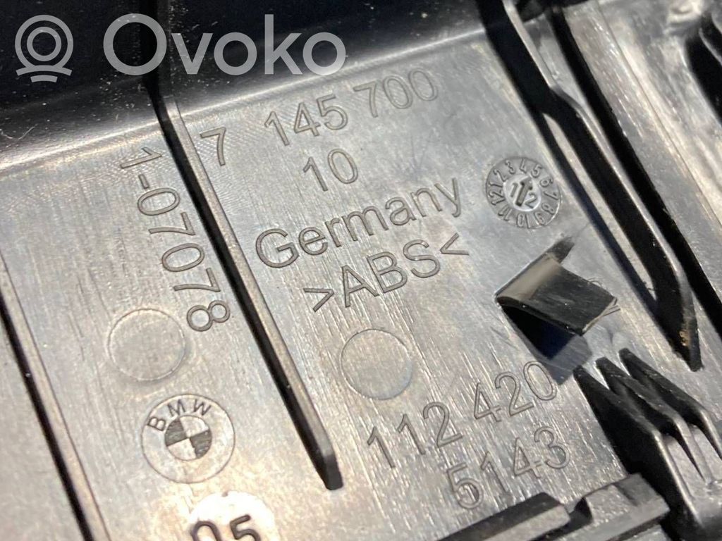 Kāju zonas sānu dekoratīvā apdare