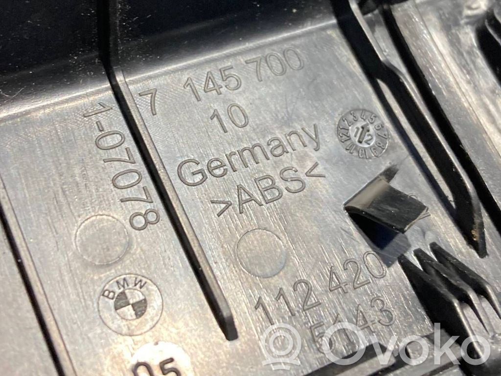 Kāju zonas sānu dekoratīvā apdare