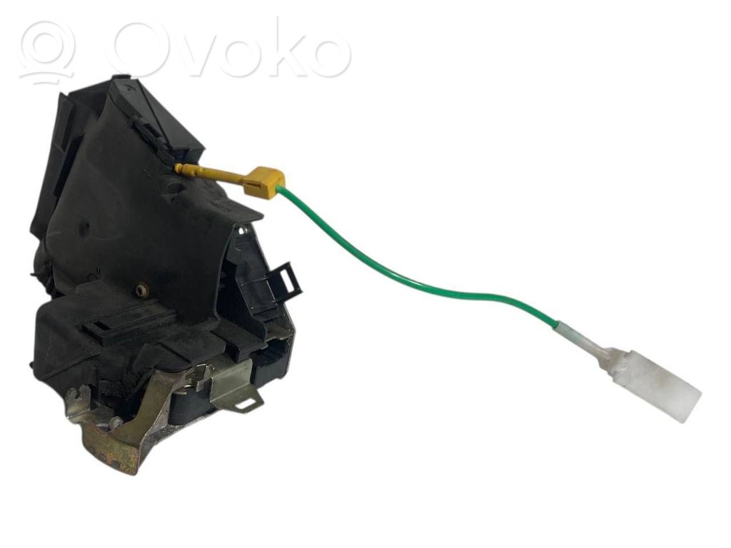 Priekšpusē slēdzene