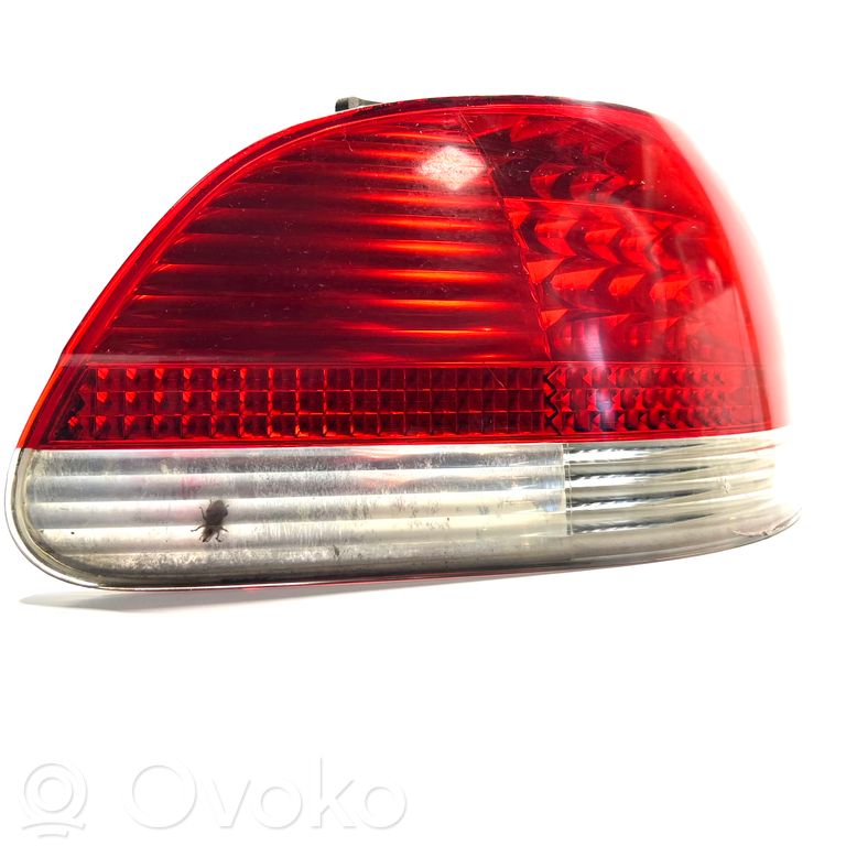 Aizmugurējais lukturis virsbūvē