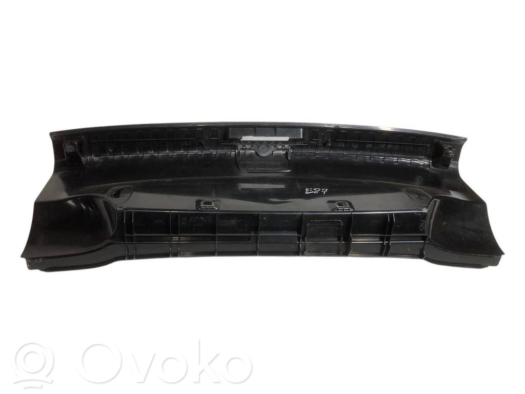 Bagāžnieka sliekšņa dekoratīvā apdare