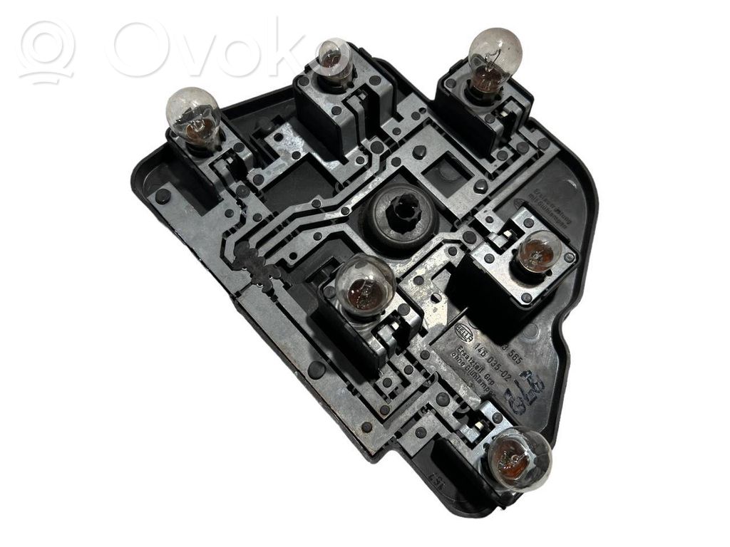 Aizmugures spuldzes vāka turētājs