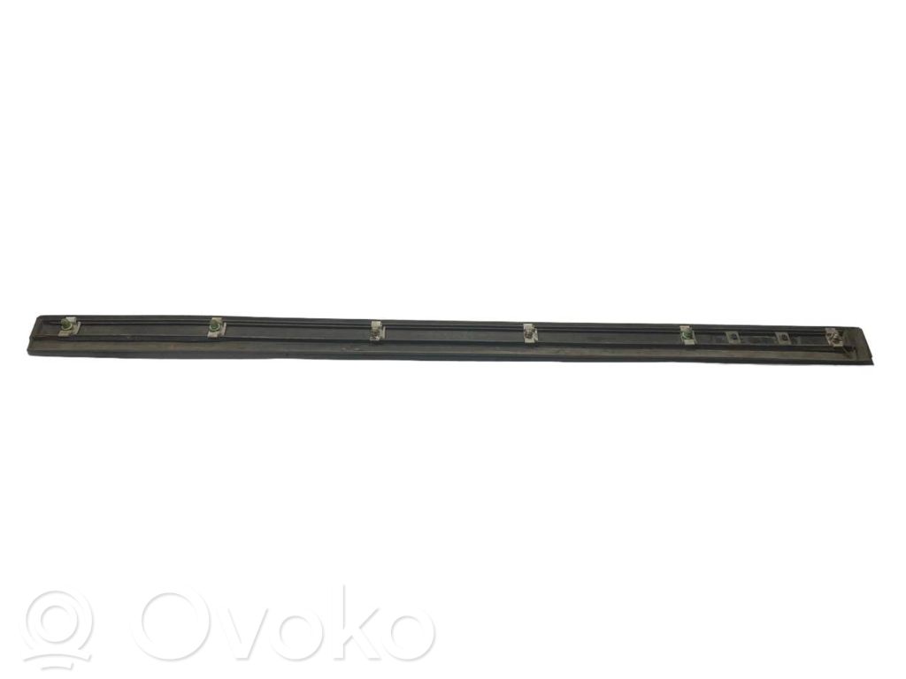 Priekšpusē durvju dekoratīvā apdare (moldings)