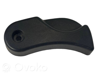 Dzinēja pārsega attaisīšanas rokturītis