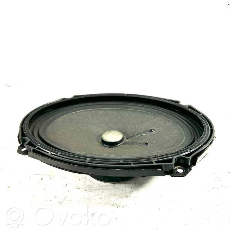 Skaļrunis (-i) aizmugurējā palodzē