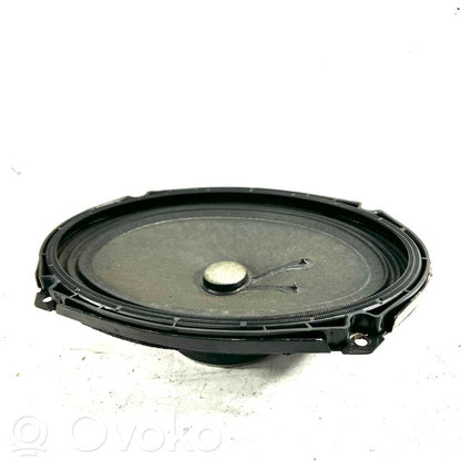 Skaļrunis (-i) aizmugurējā palodzē