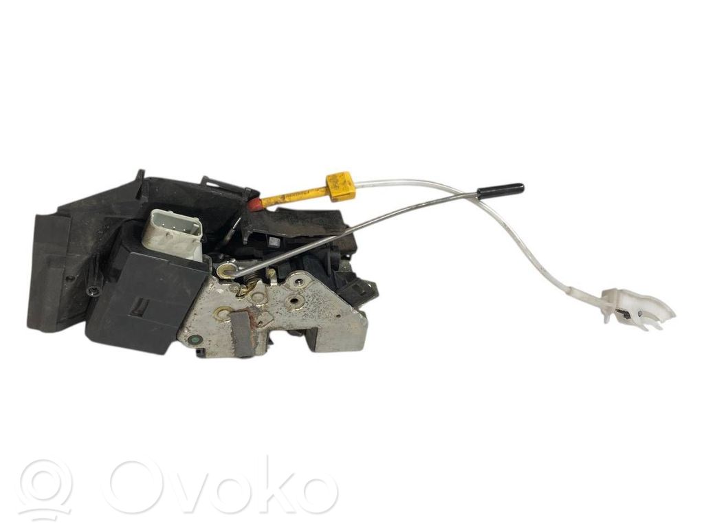 Priekšpusē slēdzene