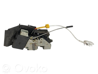 Priekšpusē slēdzene