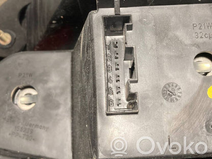 Aizmugurējais lukturis virsbūvē