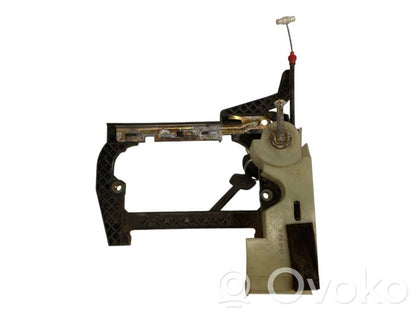 Priekšpusē turētājs / kronšteins ārējam atvēršanas rokturim