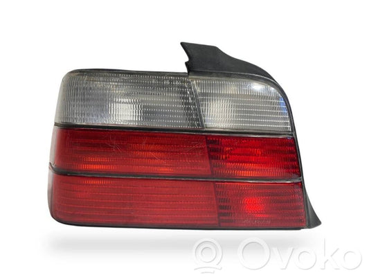 Aizmugurējais lukturis virsbūvē