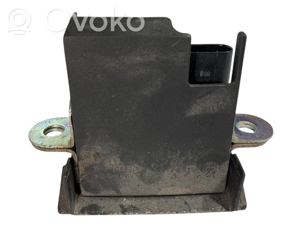 Aizmugurējā pārsega slēdzene