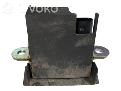 Aizmugurējā pārsega slēdzene