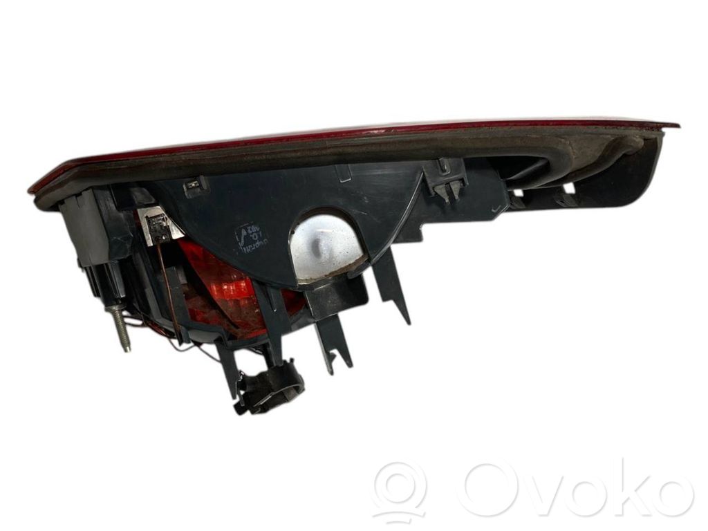 Aizmugurējais lukturis pārsegā