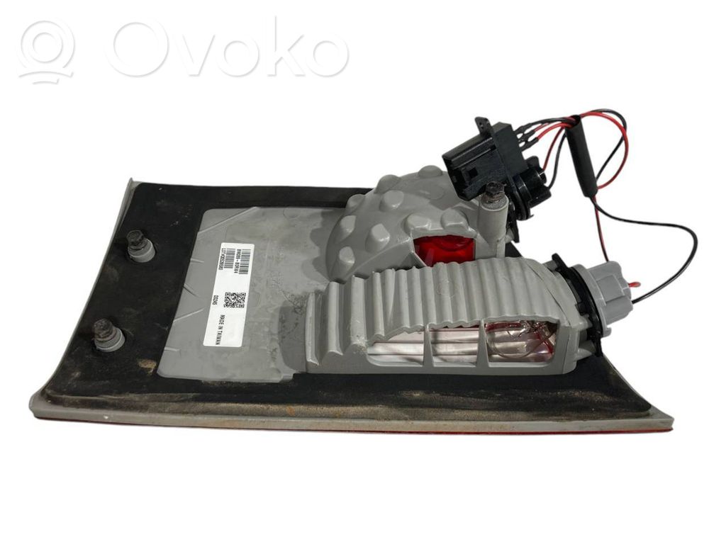 Задний фонарь на капоте