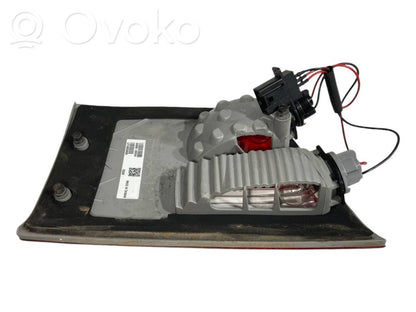 Задний фонарь на капоте