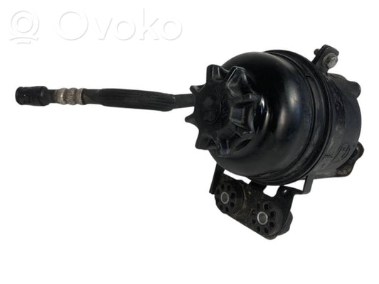 Stūres pastiprinātāja šķidruma tvertne