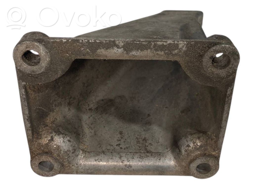 Dzinēja nostiprināšanas stiprinājums-kronšteins