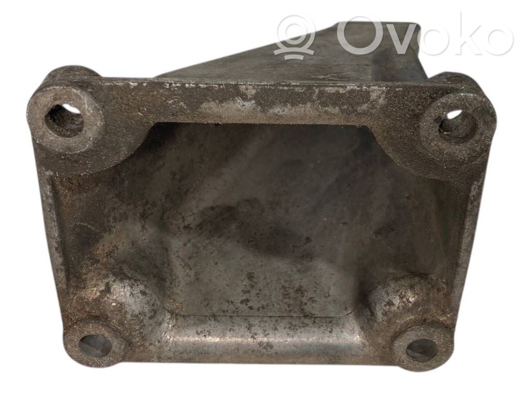 Dzinēja nostiprināšanas stiprinājums-kronšteins