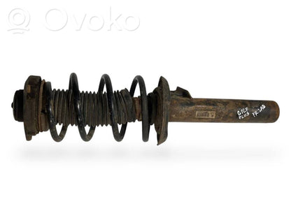 Priekšpusē amortizators ar atsperi