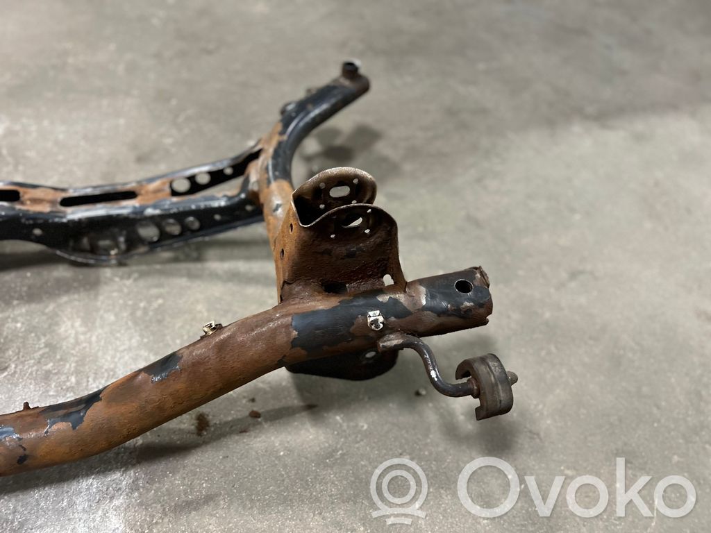 Pusrāmis aizmugurējais / priekšējais