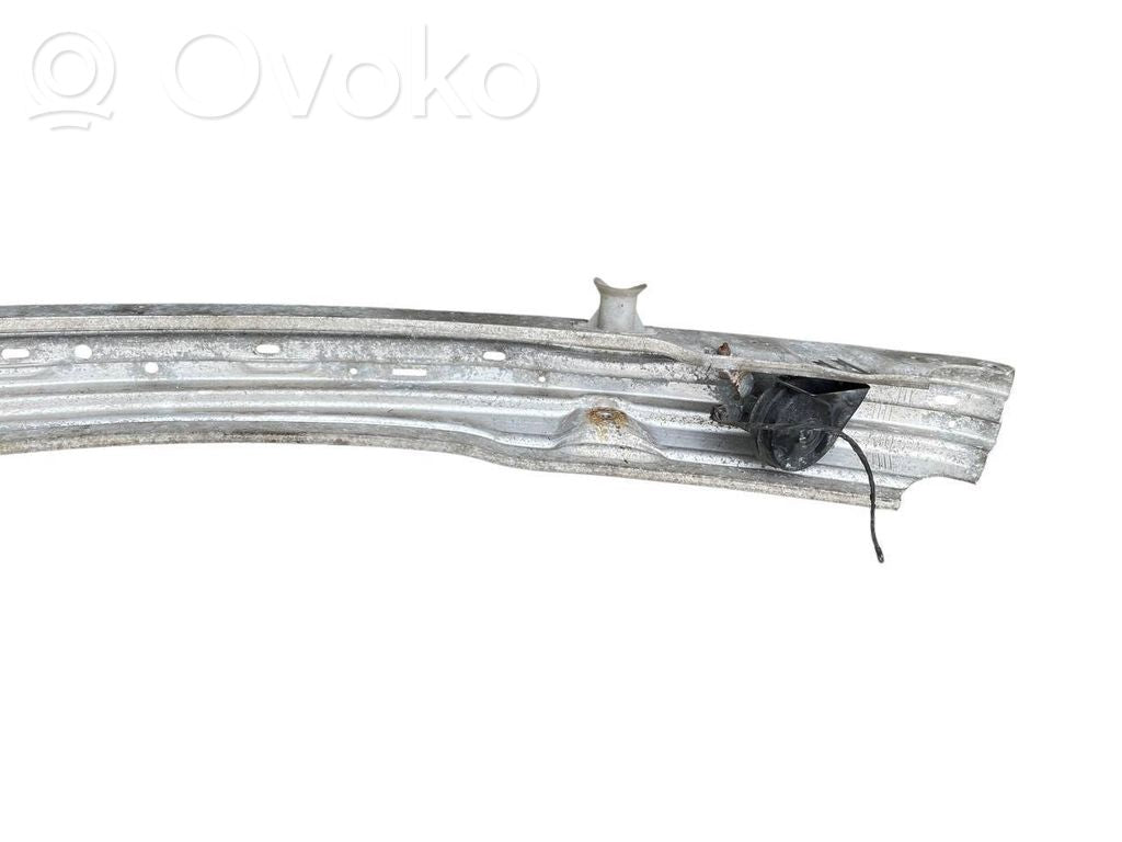 Priekšpusē bampera sija / balka