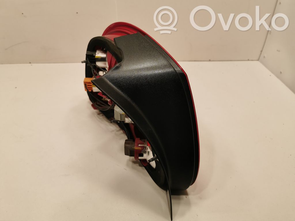 Aizmugurējais lukturis virsbūvē