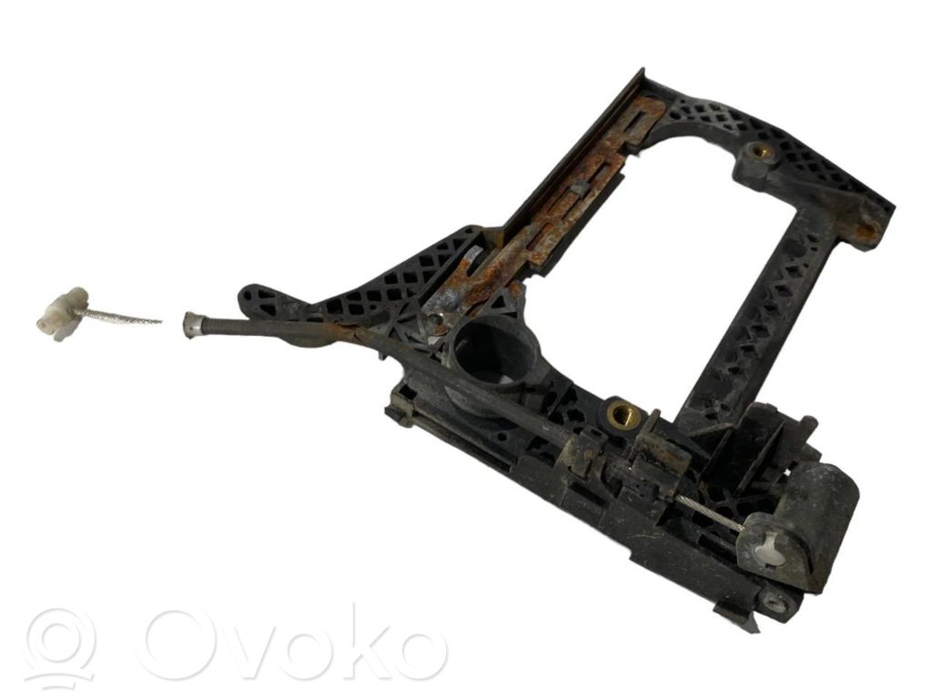 Priekšpusē turētājs / kronšteins ārējam atvēršanas rokturim