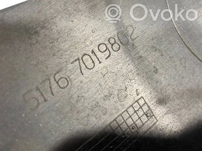 Dzinēja pārsega slēdzenes dekoratīvā apdare