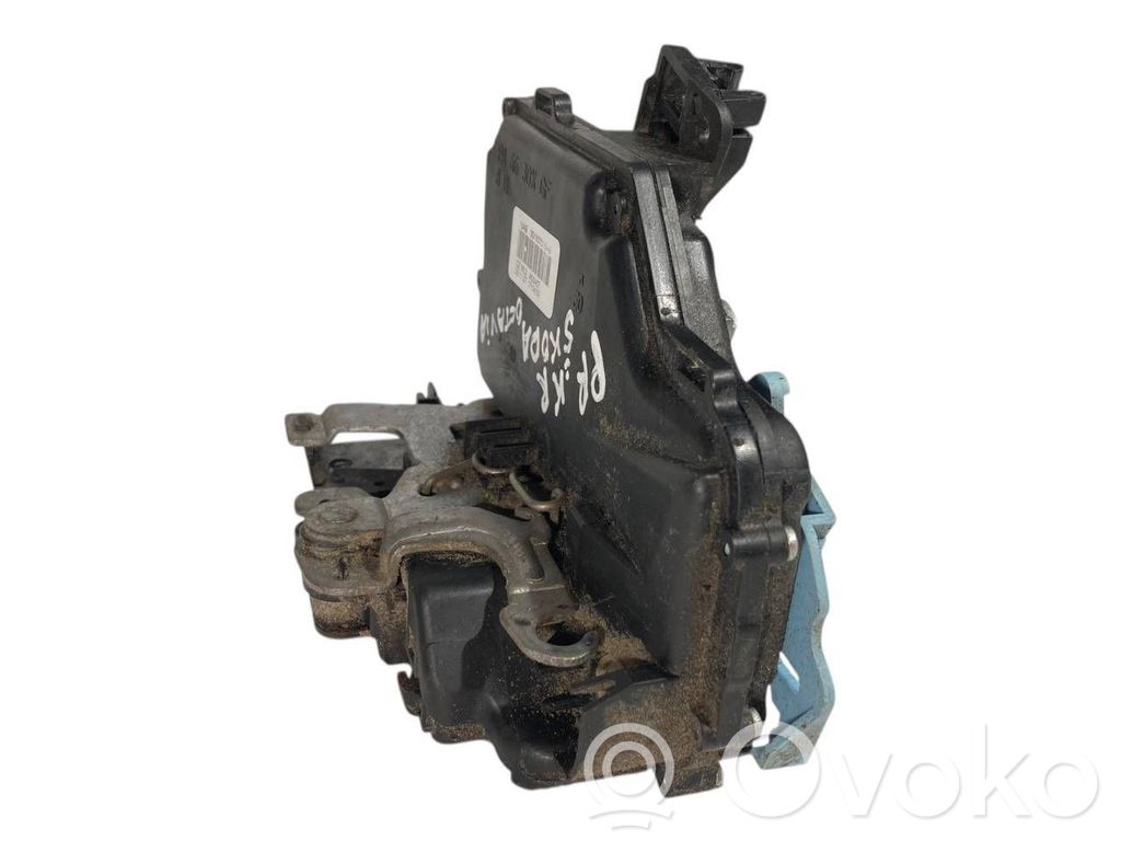 Priekšpusē slēdzene