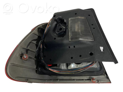 Aizmugurējais lukturis virsbūvē