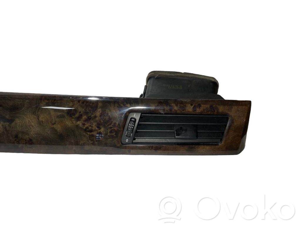 Paneļa dekoratīvās apdares vairogs (centrālais)