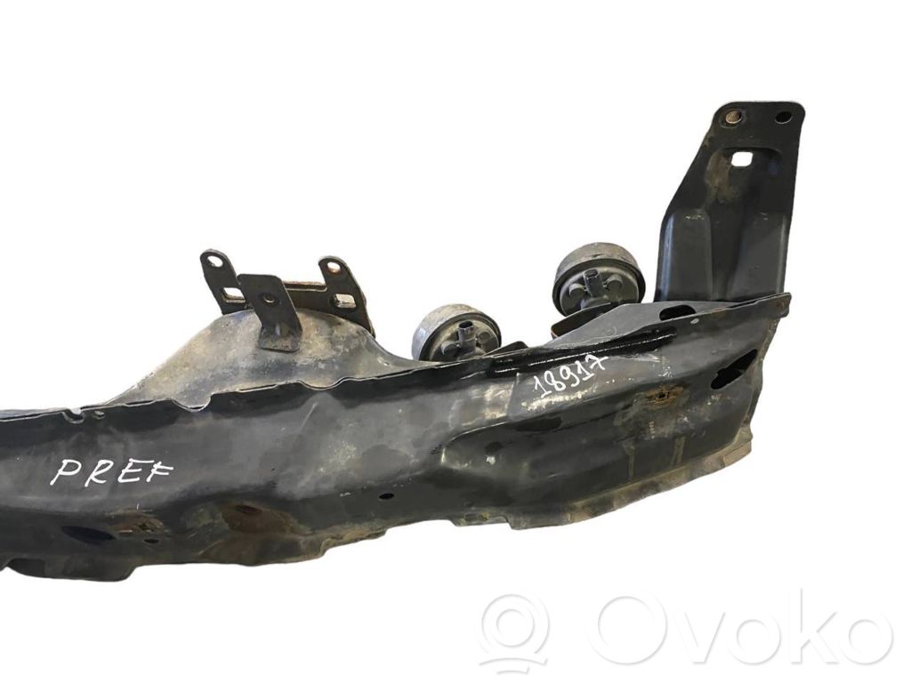 Priekšpusē bampera sija / balka