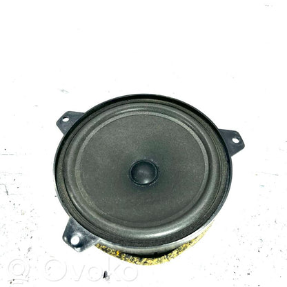 Speaker(s) in front door