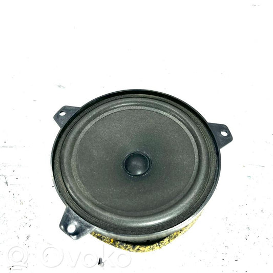 Speaker(s) in front door