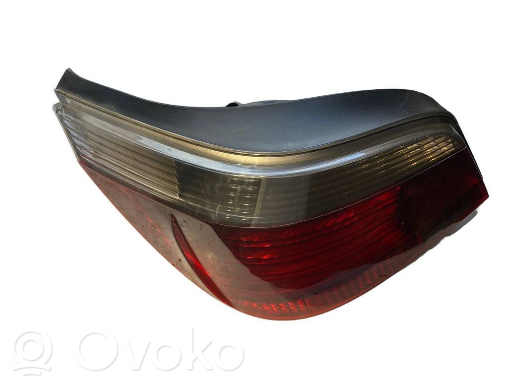 Задний фонарь в кузове