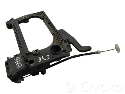 Priekšpusē turētājs / kronšteins ārējam atvēršanas rokturim