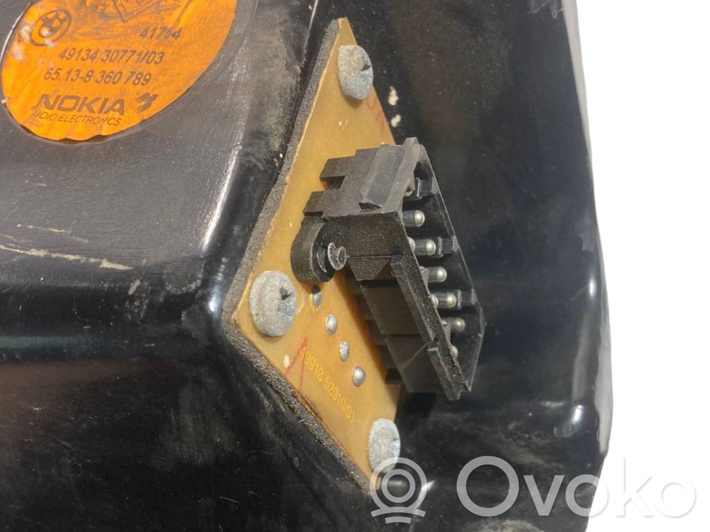 Skaļrunis (-i) aizmugurējā palodzē